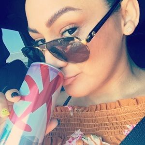 Meet your Posher, Roxana